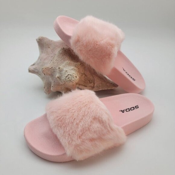 Soda Shoes - Women's Pink Faux Fur Slipper Fuzzy Fluffy Slip On Slide Sandal Size 8